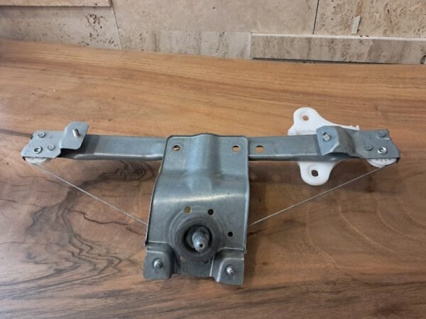 RENAULT CLIO 4 SOL ARKA CAM KRİKOSU ORİJİNAL 827013204R MAİS