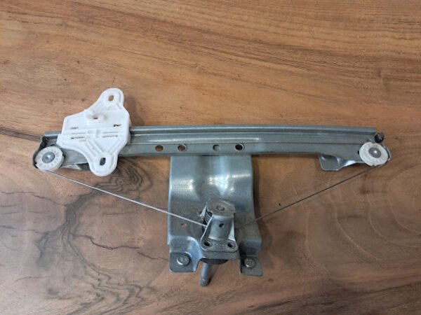 RENAULT CLIO 4 SOL ARKA CAM KRİKOSU ORİJİNAL 827013204R MAİS - Görsel 3