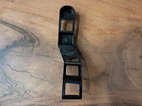 OPEL ASTRA J SAĞ ARKA TAMPON ALT SPOLİER BRAKETİ ORJ 20914246 - Görsel 2